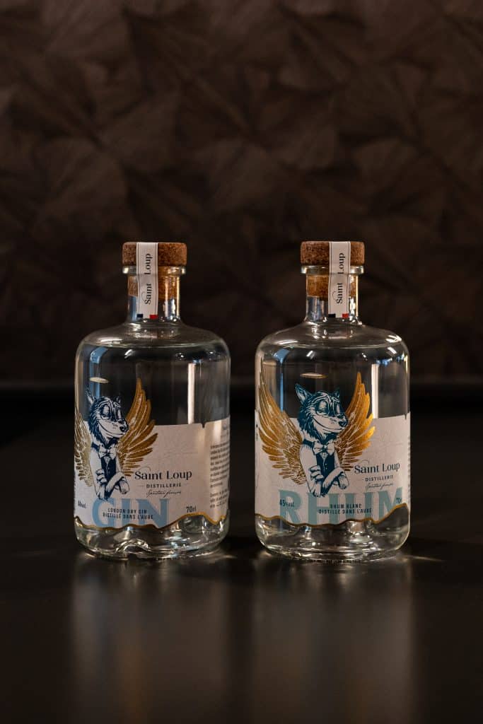 Bouteilles London dry gin et rhum blanc de la distillerie saint loup