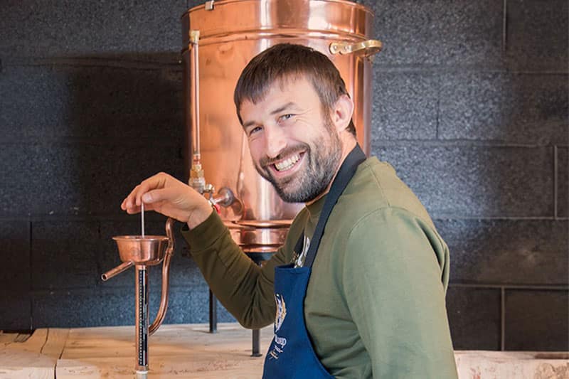 Étienne Gatouillat maître distillateur et son alambic en cuivre