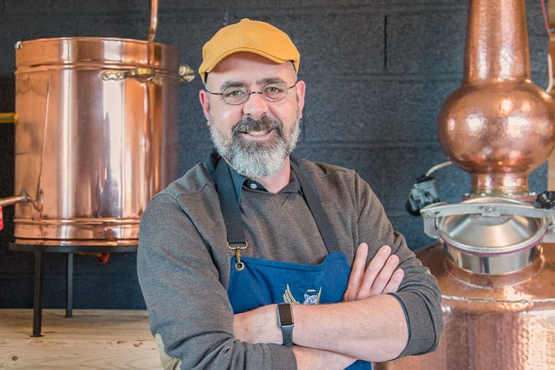 Grégory Simon maître distillateur et son alambic en cuivre