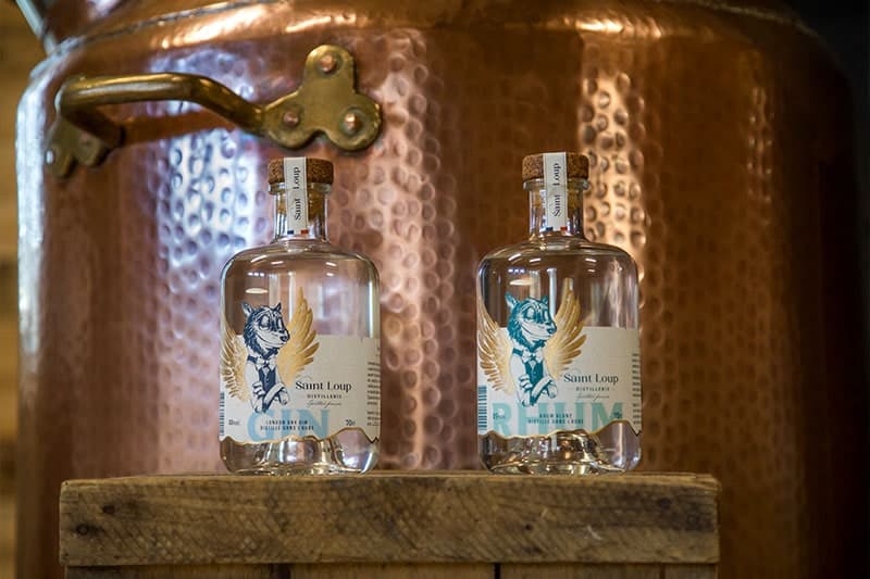 où trouver du rhum blanc ou un london dry gin artisanal francais ? Chez un caviste ou une épicerie fine partenaire.
