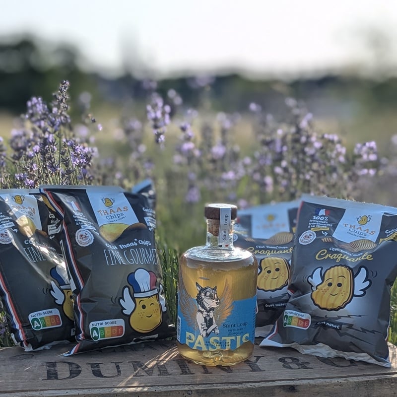 Pack une bouteille de Pastis Saint Loup et 4 paquets de chips THAAS