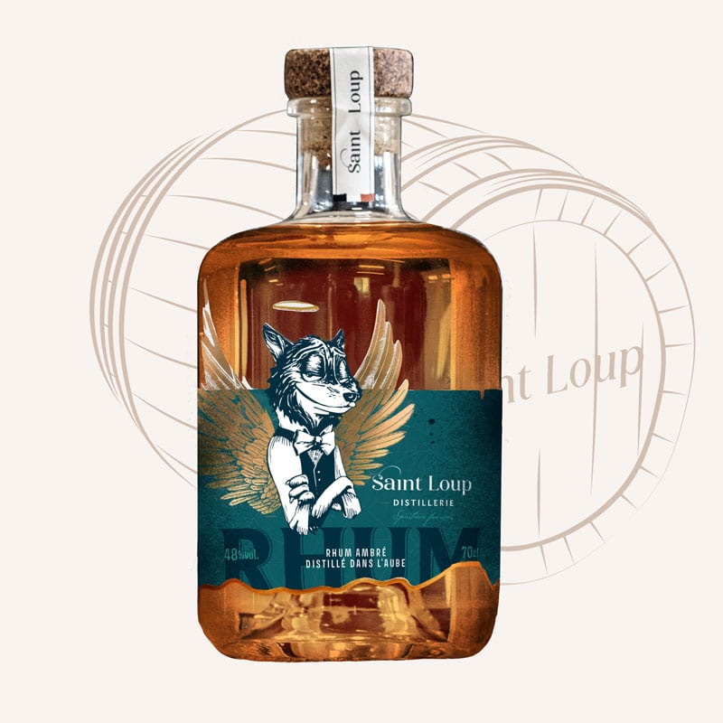 Bouteille de rhum ambré de la distillerie Saint Loup. Le loup déploie ses ailes dorées.